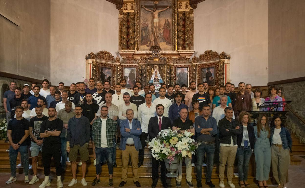 El Eibar ha dado por concluida la temporada hoy con una ofrenda floral a la Virgen de Arrate.