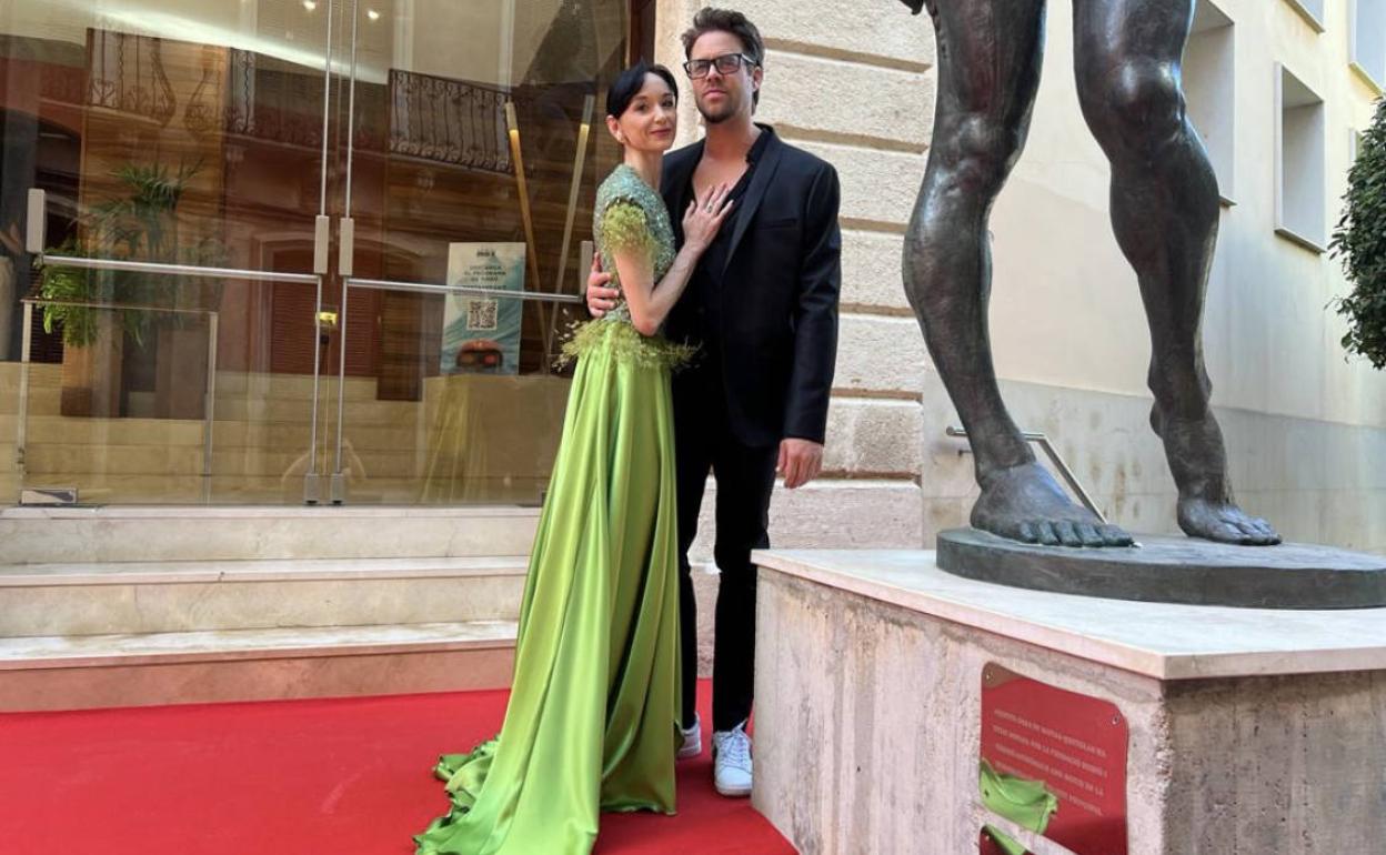 Lucía Lacarra, con vestido de Isabel Zapardiez y joyas de Casa Munoa, acompañada de Matthew Golding.