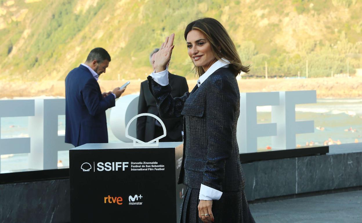 Penélope Cruz saluda a sus fans en la edición del año pasado.