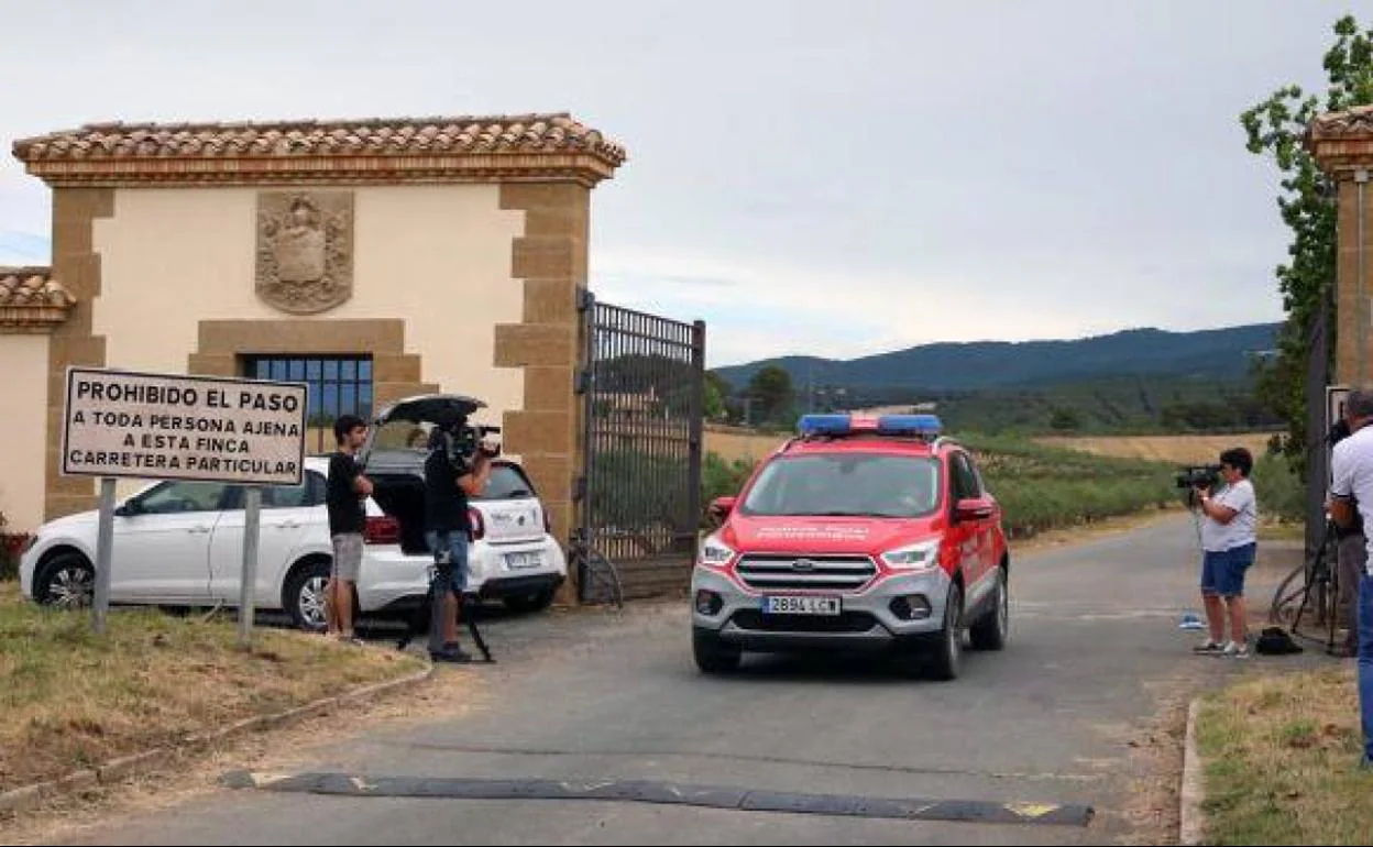 Un coche de la Policía Foral abandona las instalaciones de la empresa láctea Señorío de Sarriá