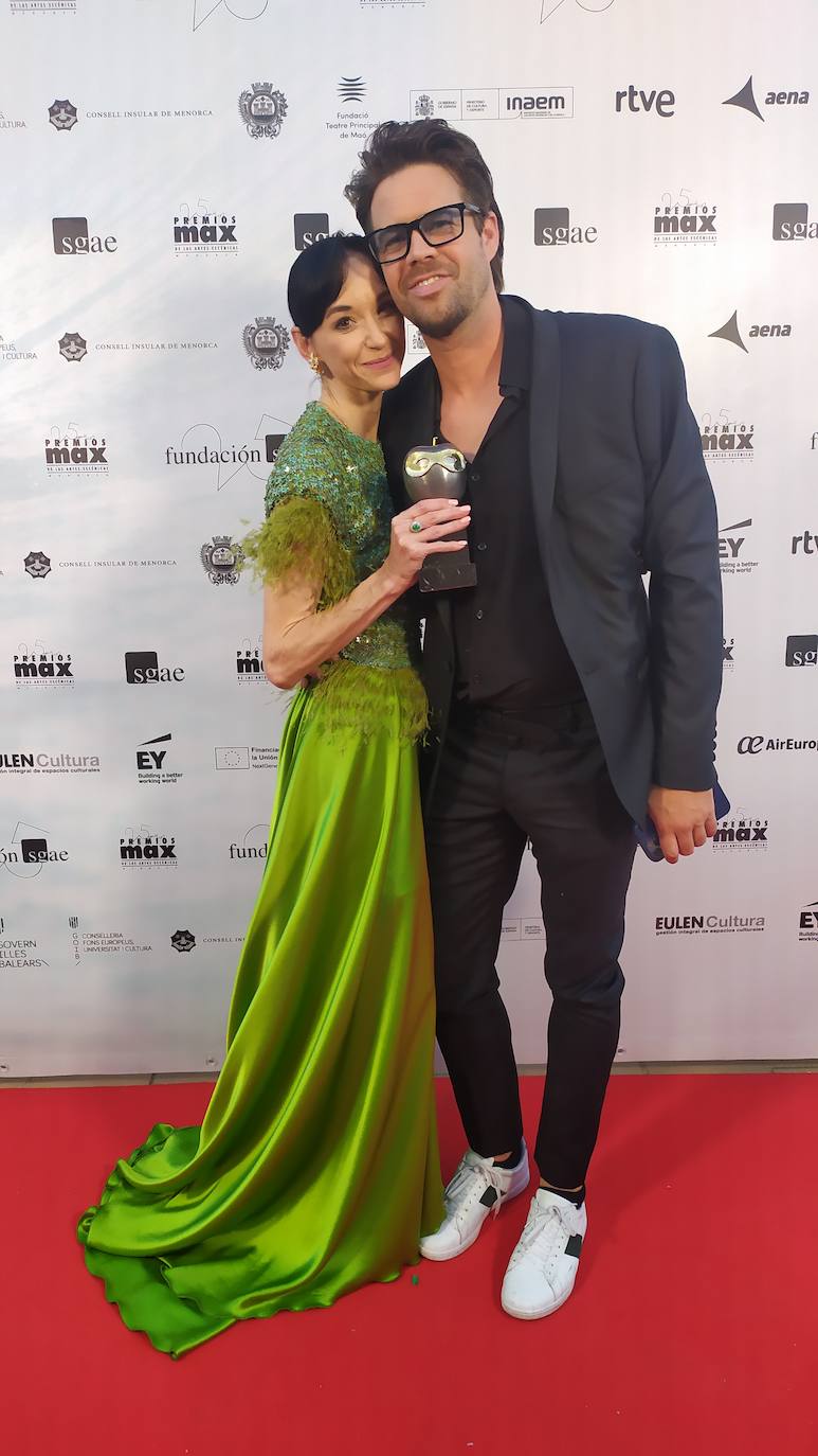 Lucía Lacarra posa sonriente ante los medios agolpados en la alfombra roja tras conseguir su primer Premio Max.