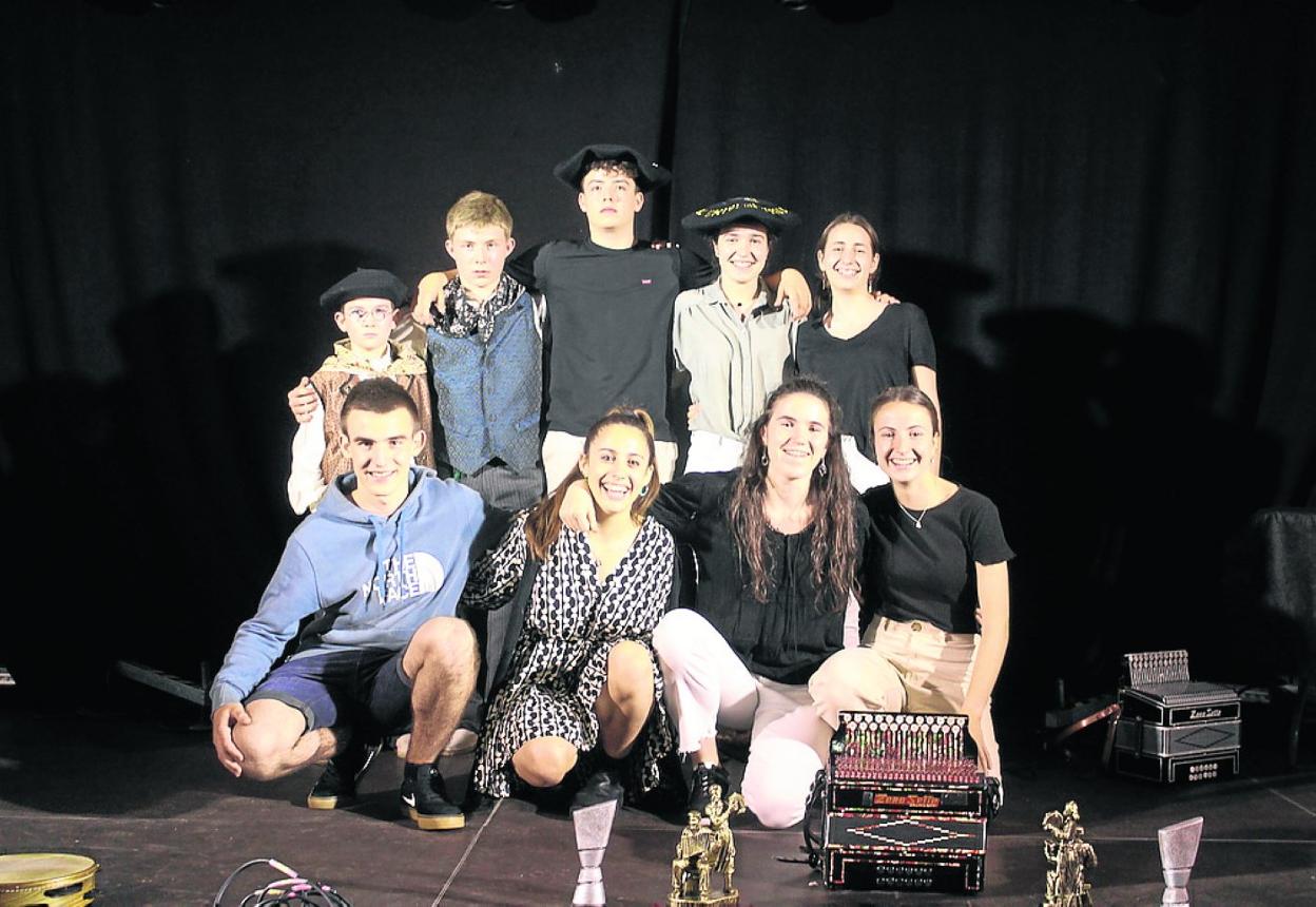 VIII. Trikiti txapelketako partaideak, tartean, txapeldunak. 