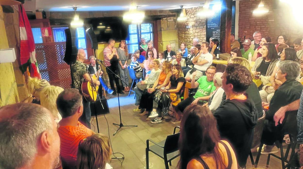 La taberna Hegaluze registró un lleno absoluto la tarde de este pasado sábado, coincidiendo con la actuación ofrecida por el irlandés Barry Manley.