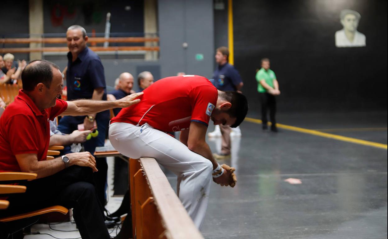 Joseba Ezkurdia trata de recuperar el resuello tras el tanto en el que devolvió un rebote. 