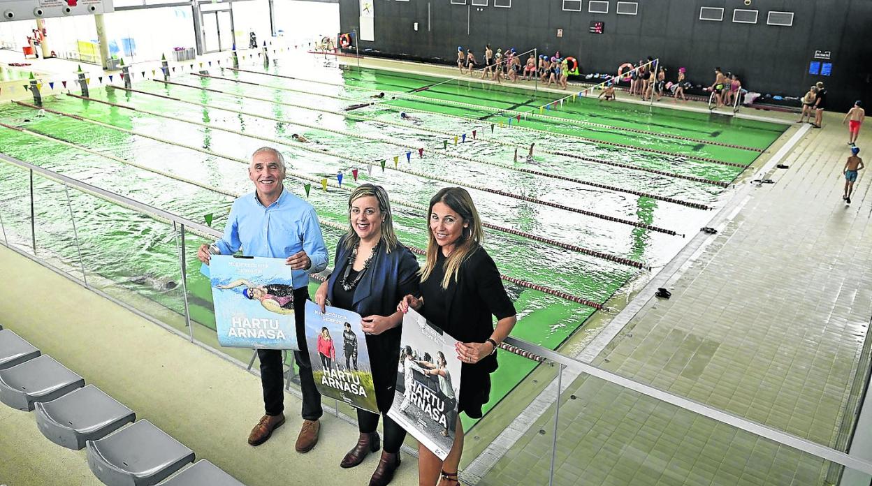 El concejal Joxe Mari Villanueva, la directora de Deportes de la Diputación, Goizane Álvarez, y la presidenta de la Federación, Noelia Ramajo. 