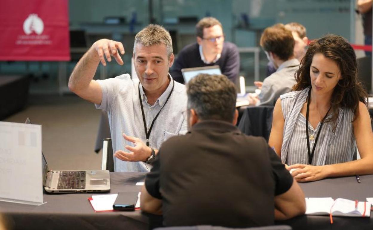 Igor Juaristi y María Gabarain (Joaquín Bereciartu S. A.) charlan con el francés Ramon Alfonso (DMS Imaging) en la Cámara de Comercio. 