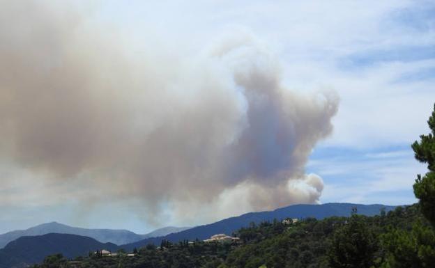 Vista de la columna de humo desde Benahavís. 