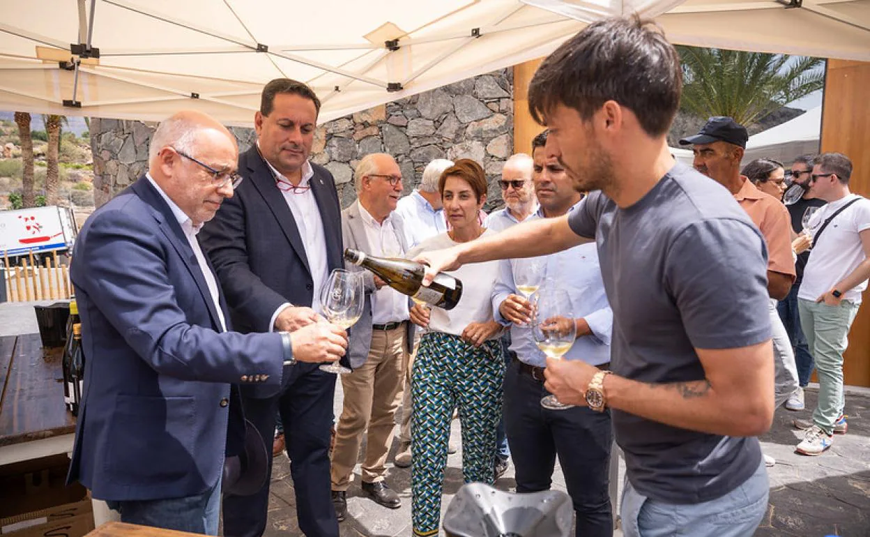 David Silva, en uno de los momentos de la inauguración, aprovecha para servir uno de sus vinos de Bodega Tamerán.