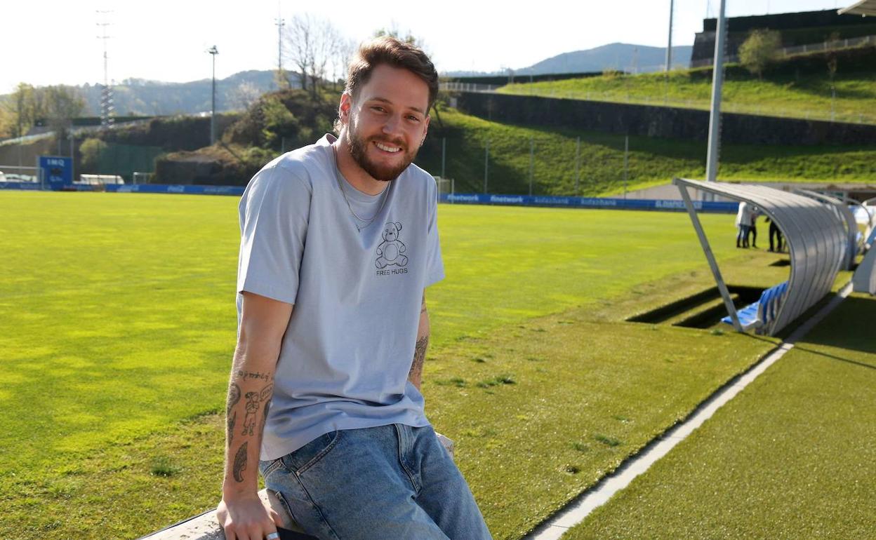 Álex Remiro está encantado en la Real como se aprecia en esta imagen captada en Zubieta. 