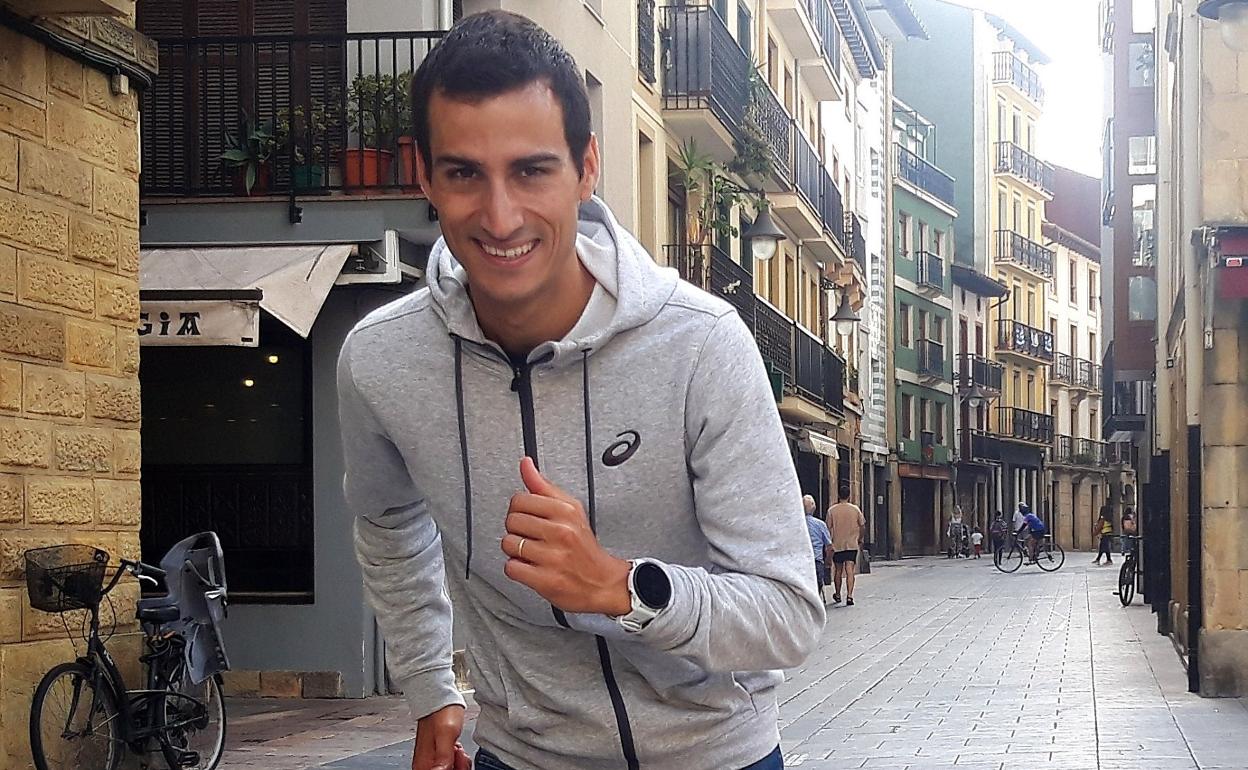 Mario Mola en la mañana de ayer en Kale Nagusia de Zarautz. 