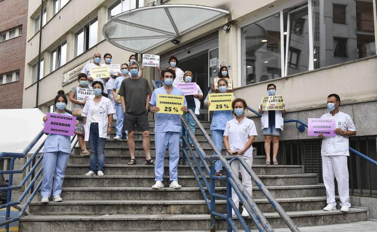 Médicos y enfermeras protestan ante el ambulatorio de Hernani durante la pandemia.