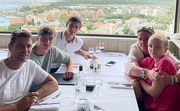 Robin Le Normand, comiendo en familia.