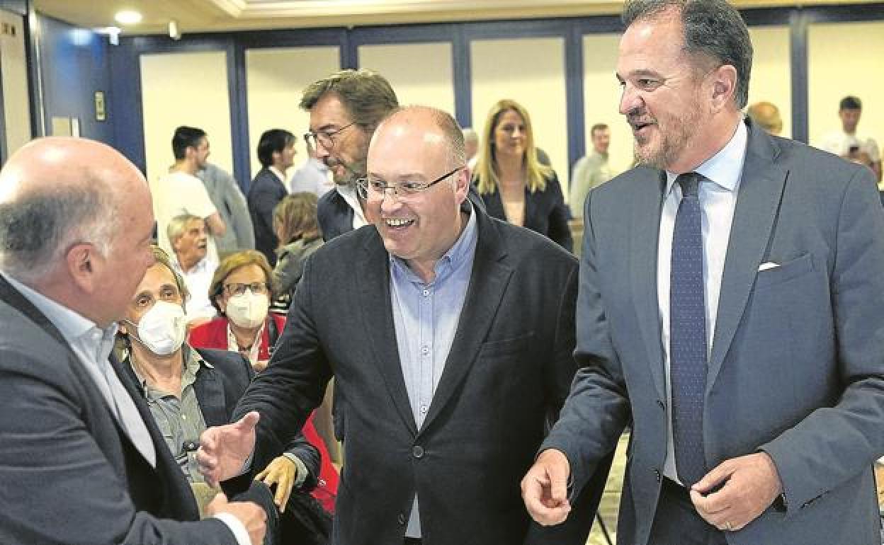 Miguel Tellado saluda a Carmelo Barrio en presencia de Carlos Iturgaiz en el hotel Ercilla, donde se celebró ayer la Junta Directiva del PP vasco.