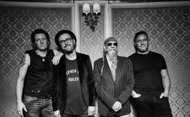 El Drogas y su banda «siguen dándolo todo en directo». 