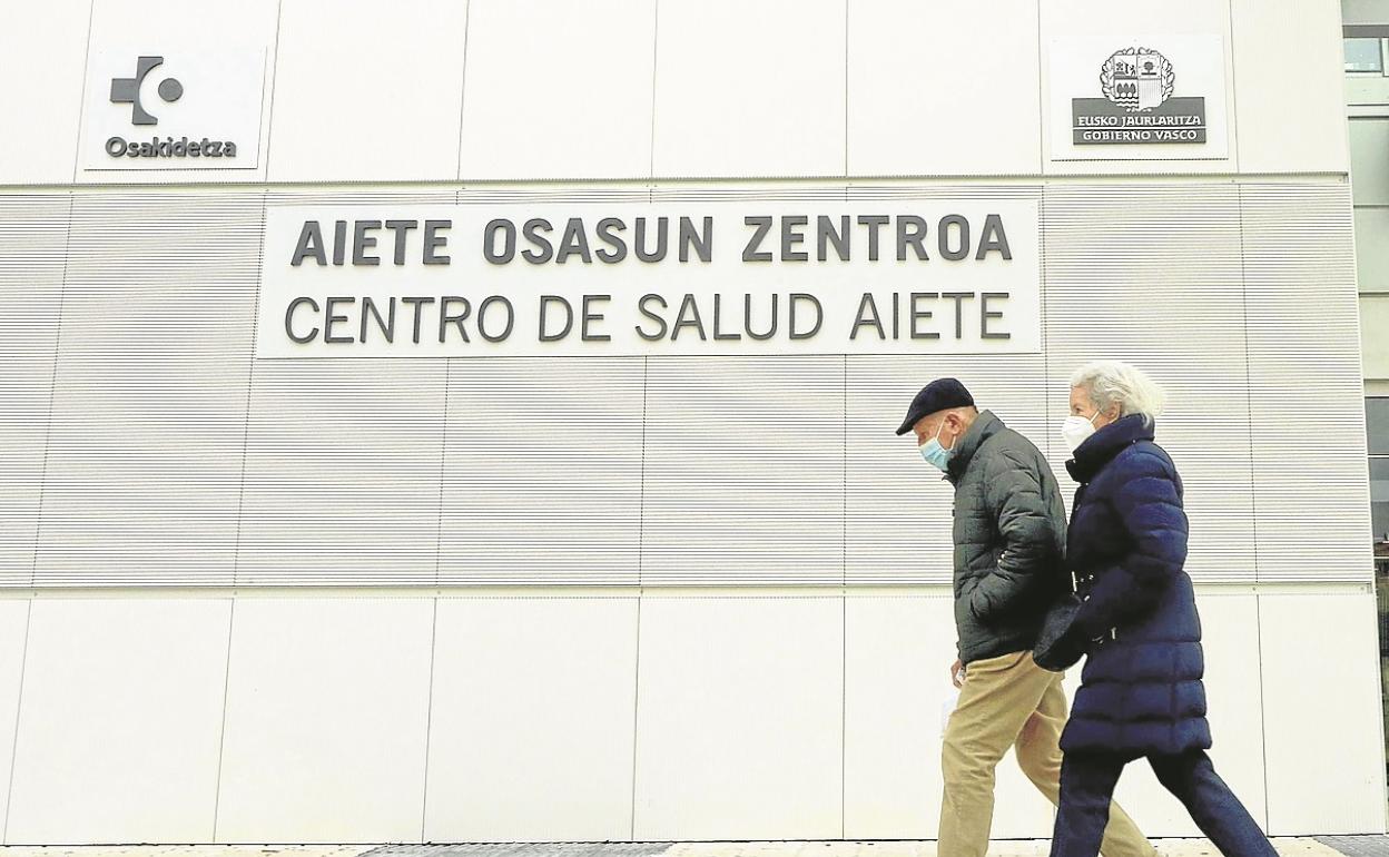 Una pareja pasa por delante del ambulatorio de Aiete, en San Sebastián.