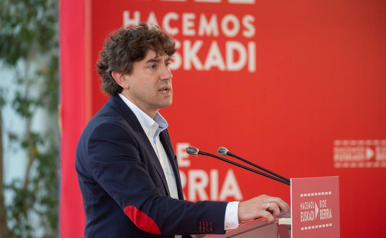 Eneko Andueza en un acto en Donostia