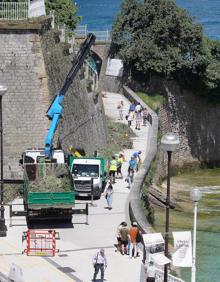Imagen secundaria 2 - La mayor anchura es apreciable pese a que los ciclistas transitan provisionalmente por la acera. La calle Zubieta luce nuevo asfaltado y las señales que adelantan el próximo cambio de dirección.
