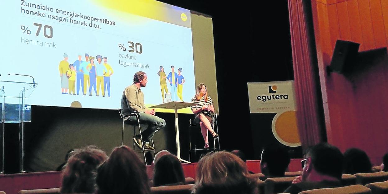 Hodei Arzak y Helene Santamaría, responsables de Ekiola, durante la presentación de Egutera. 