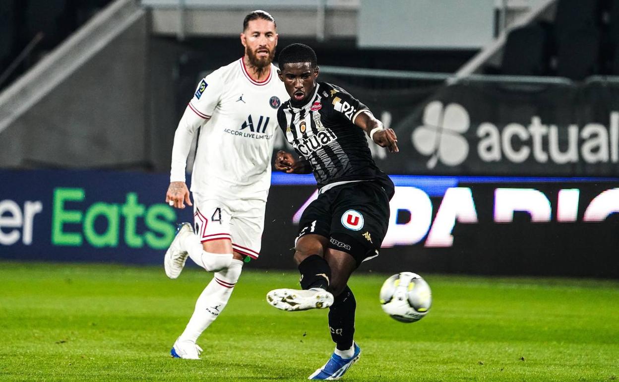 Mohamed-Ali Cho dispara a puerta bajo la atenta mirada de Sergio Ramos en el partido que enfrentó al Angers contra el PSG el pasado 20 de abril.. 
