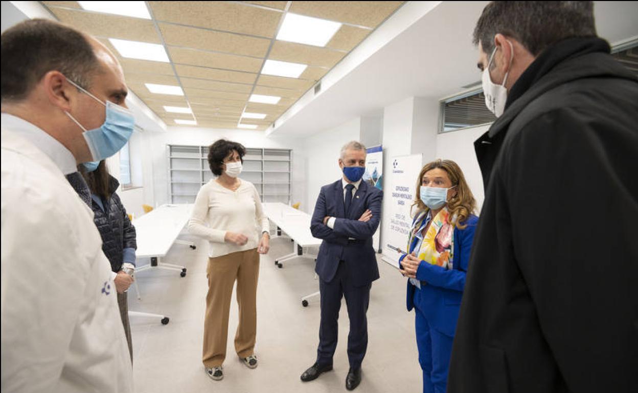 Sagardui durante la inauguración en 2021 del centro de salud de Aiete, en Donostia, junto al lehendakari Urkullu y el alcalde Goia.