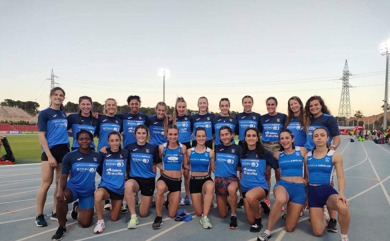 El equipo femenino del Atlético San Sebastián que compitió ayer en La Nucía, tras acabar las pruebas.