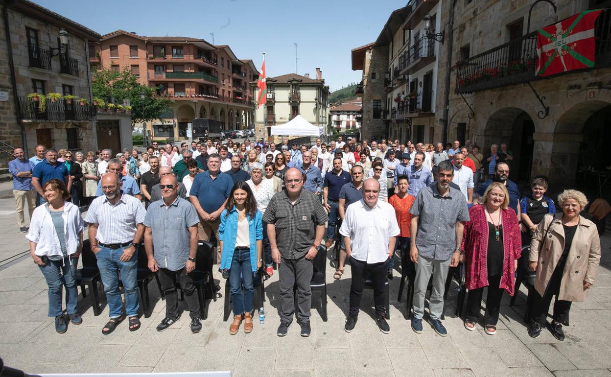 Joseba Egibar, con miembros del Gipuzko Buru Batzar, hoy en Antzuola. 