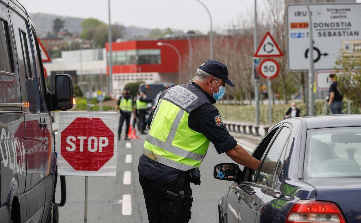 Un agente de la Policía Nacional lleva a cabo un control policial en el puente de Santiago de Irun.