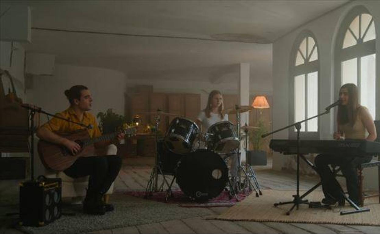 Ainhoa eta Aitzol. YouTubeko bideoklipetik ateratako irudia. 