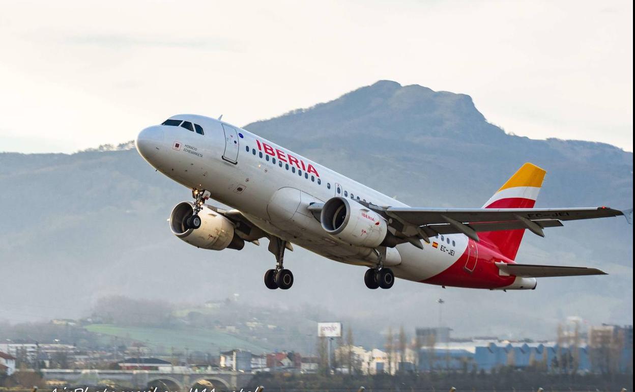 Un avión despega en el aeropuerto de Hondarribia.