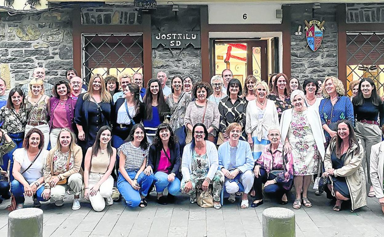 Las cantineras de Ama Shantalen el pasado sábado en la sociedad Jostallu, junto a los mandos de la compañía y los encargados de elaborar la cena. 