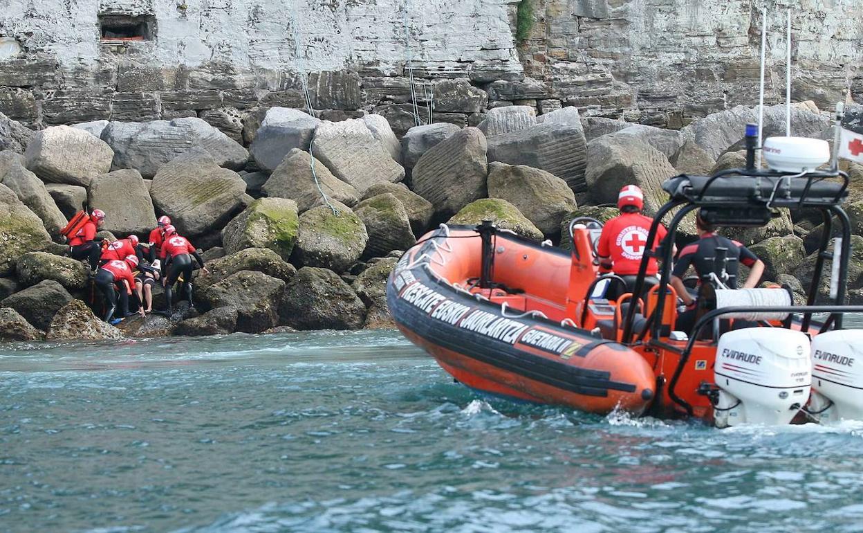 Foto de archivo de un rescate de la Cruz Roja