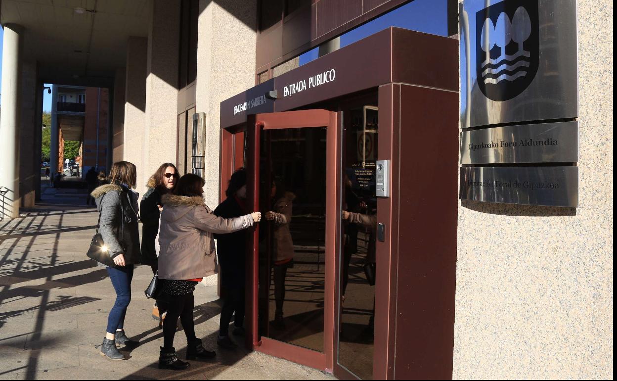 Varias personas entran a la sede de Hacienda en Errotaburu.