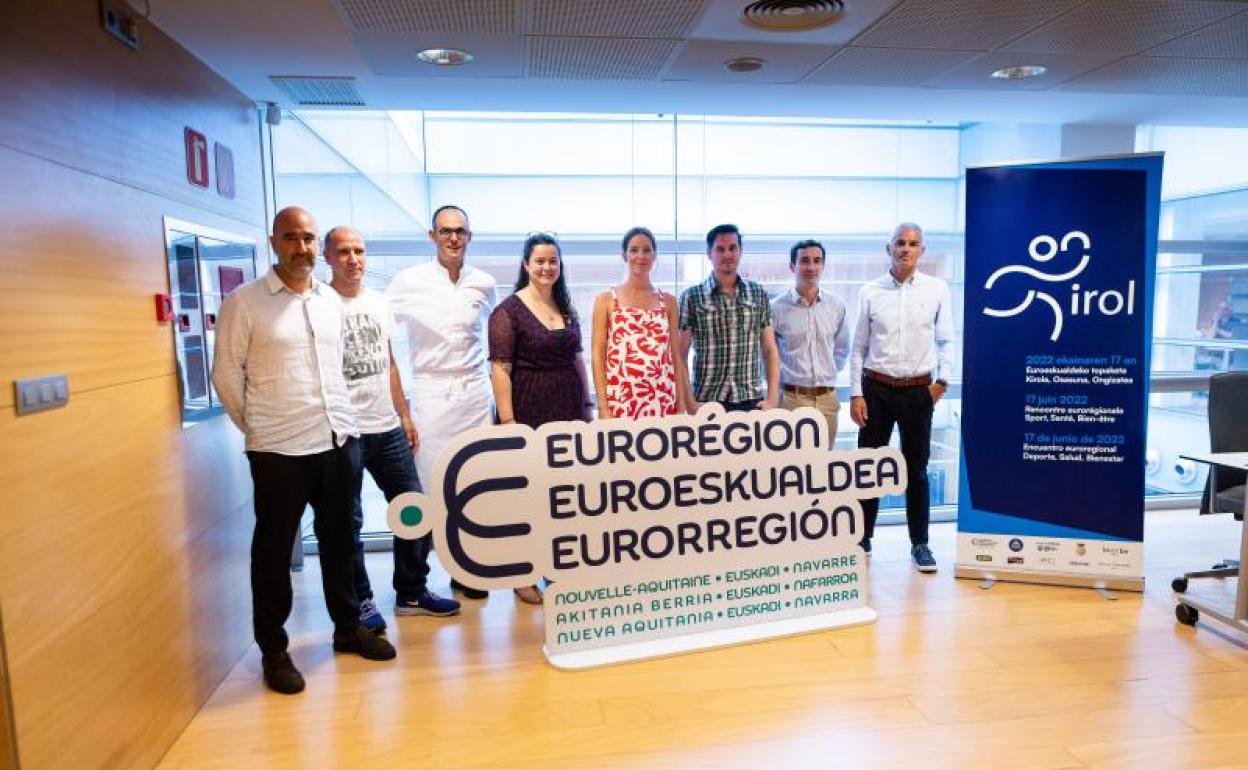 Los socios de Bi On Be junto con colaboradores del proyecto como Iñigo Lavado, la Eurorregion, el Real Unión y Laboral Kutxa. 