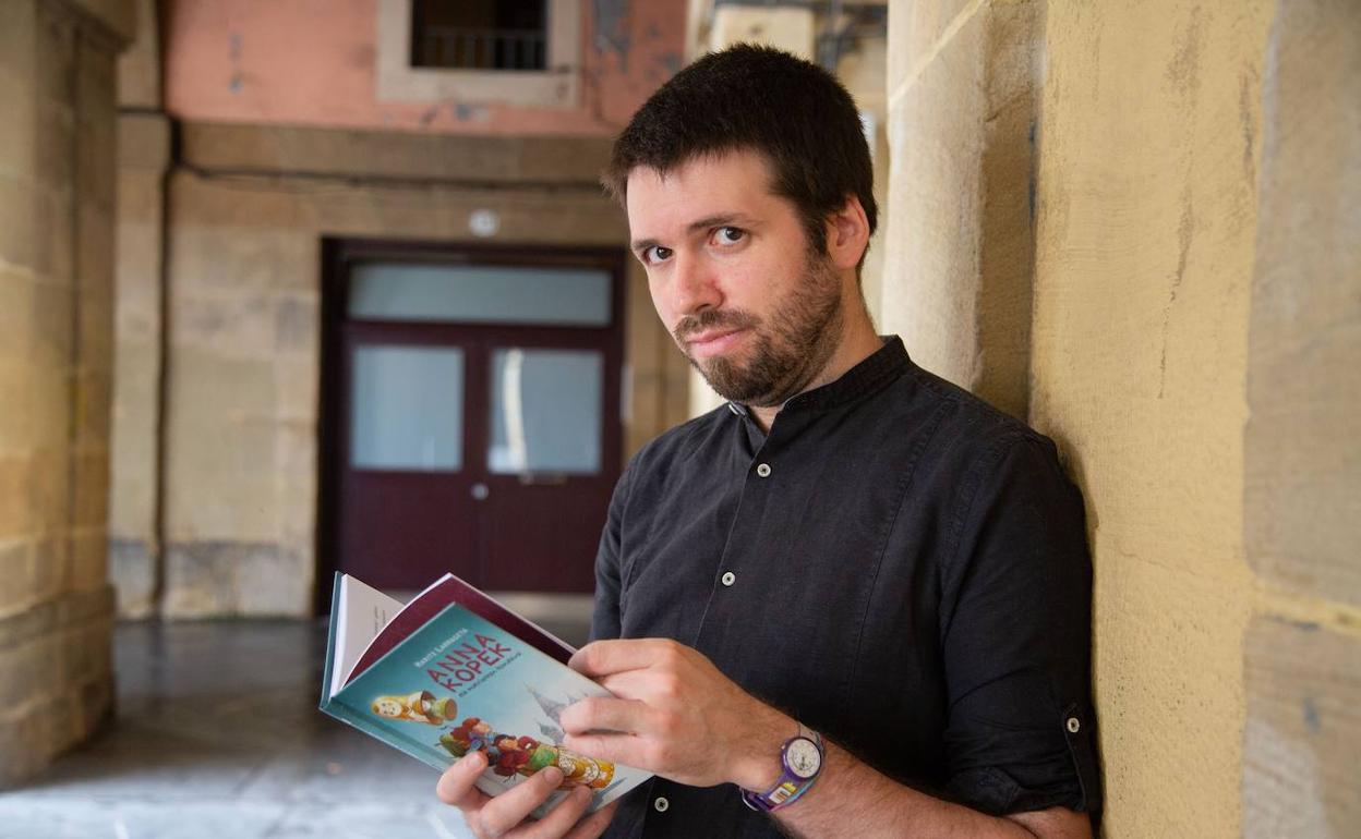 Haritz Larrageta, 'Anna Kopek eta matrioxken kondaira' liburuaren aurkezpenaren aurretik. 