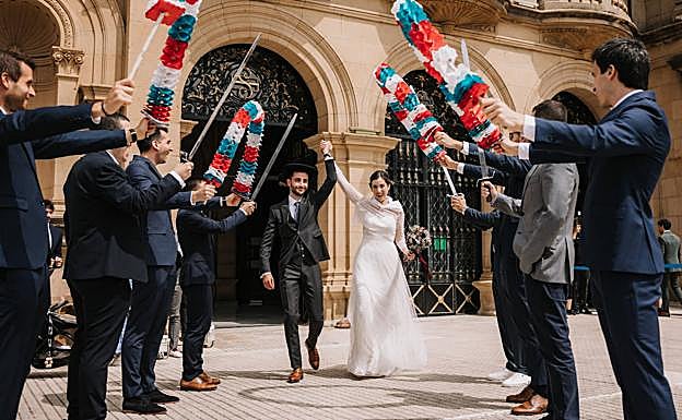 La salida de la pareja de recién casados. 