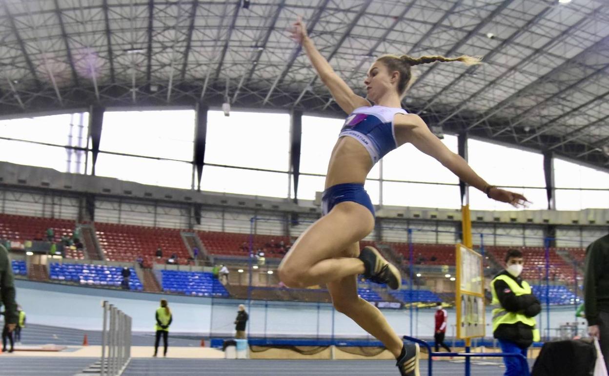 Irati Mitxelena realiza un salto en el Velódromo. 