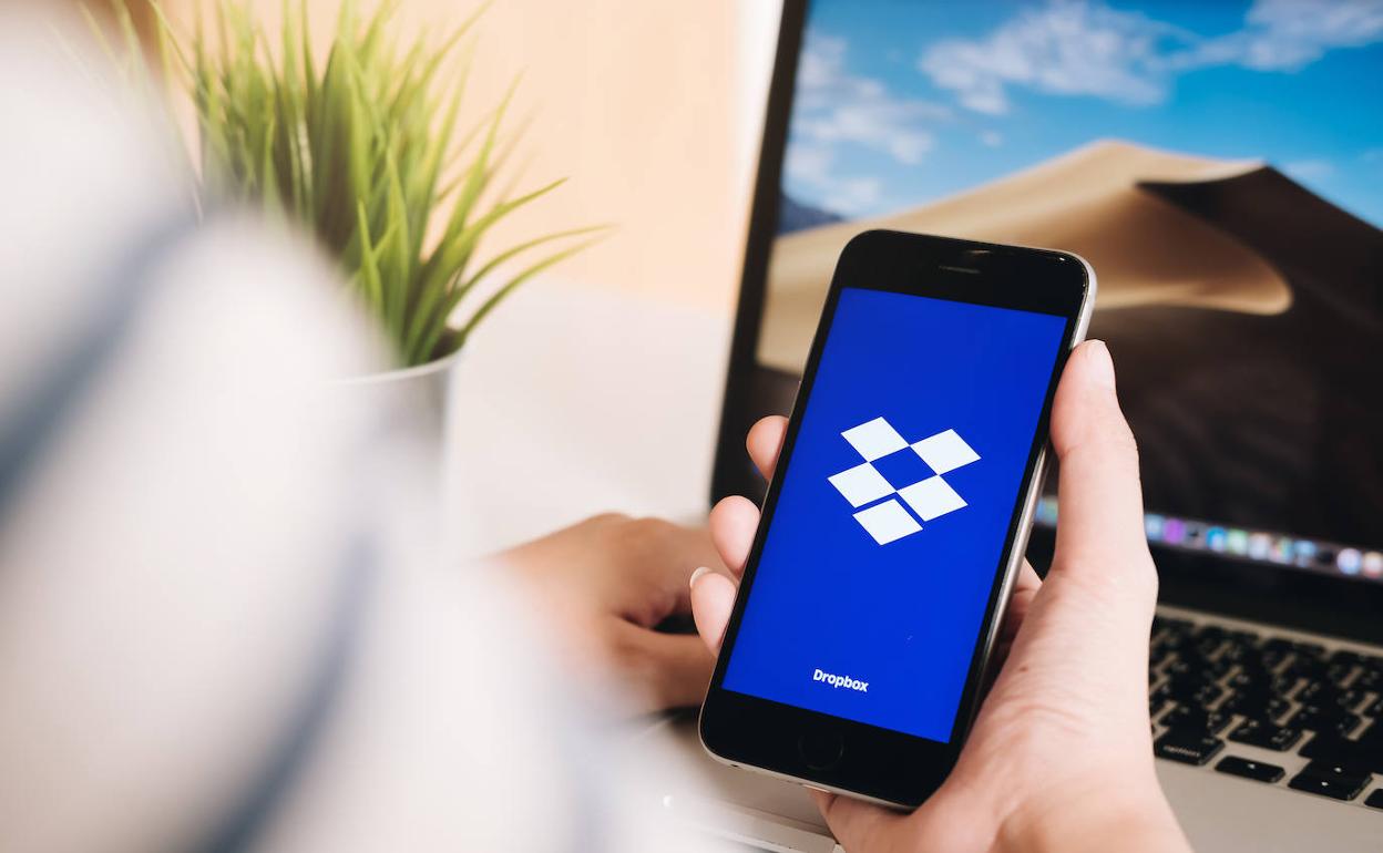 Una usuaria de Dropbox con su teléfono móvil