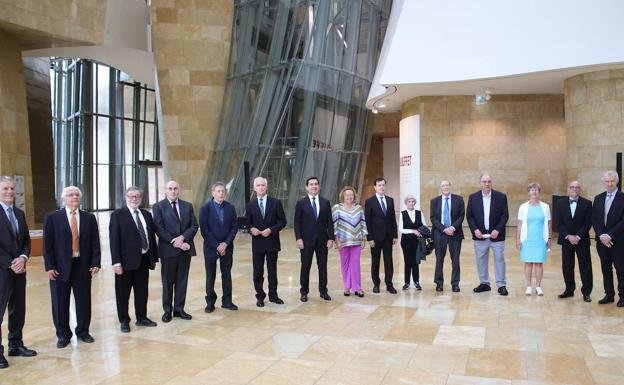 Once de los premiados, en el atrio del Guggenheim con el presidente de la Fundación BBVA, Carlos Torres Vila; la presidenta del CSIC, Rosa Menéndez; el director del Guggenheim, Juan Ignacio Vidarte; y el director de la Fundación BBVA, Rafael Pardo.