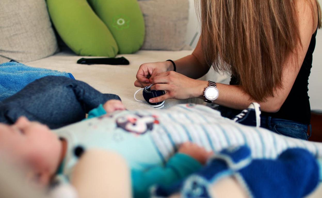 Las claves de las nuevas ayudas a familias para contratar a cuidadores de hijos menores de 14 años