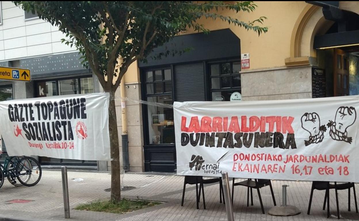 Dos pancartas, una de GKS y otra de Ernai, en la calle Matía de San Sebastián ilustran la rivalidad entre organizaciones juveniles. 
