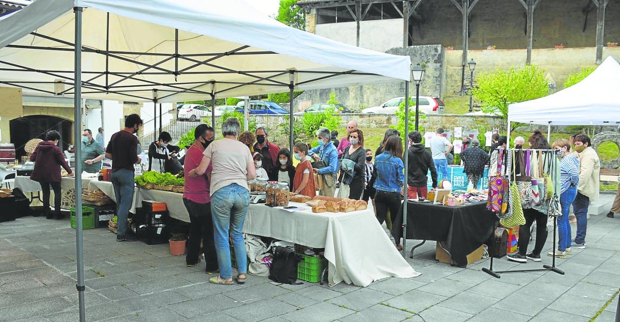 Jakiak, moda osagarriak, bitxiak, zeramika eta bestelako bertako produktuak aurkituko ditugu Itsasoko azokan. 