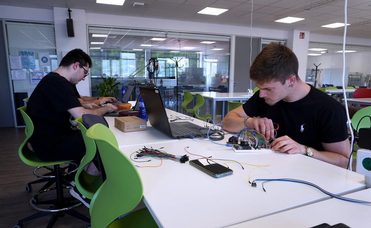 Alumnos del grado de Mekatrónica del CIFP Don Bosco de Errenteria, ayer en una clase práctica. 