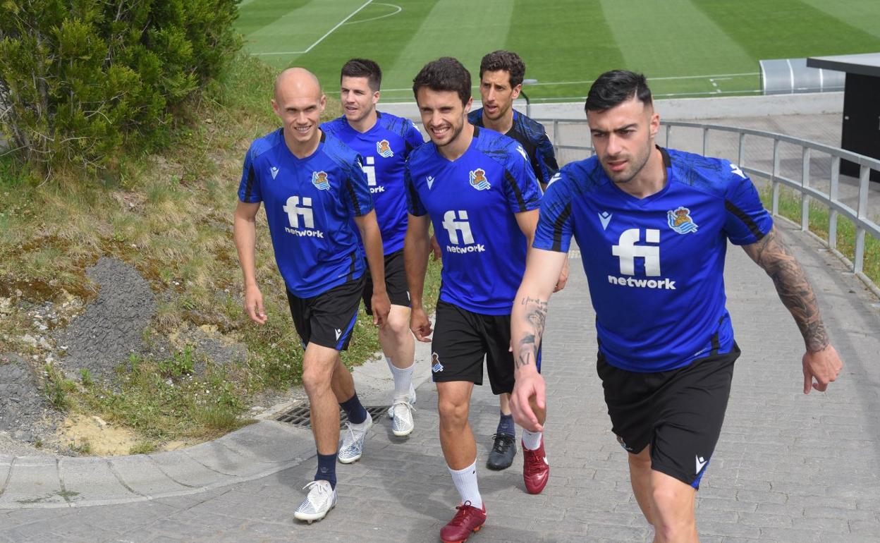 Guridi, Zubeldia, Guevara, Beñat Labaien (analista del primer equipo) y Rico suben hacia el campo de entrenamiento Z2 en Zubieta. 
