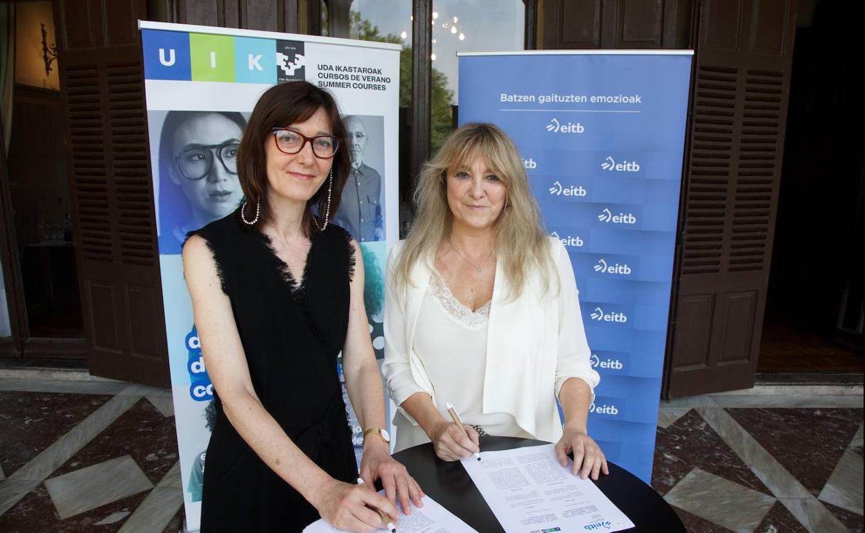 Maite Goñi EITBko Audio eta Digitaleko zuzendaria eta Itziar Alkorta UPV/EHUko Uda Ikastaroen zuzendari akademikoa.