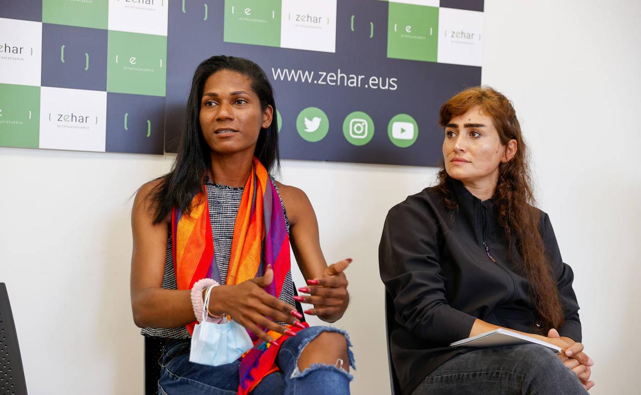 Dos mujeres refugiadas procedentes de Afganistán, y Brasil, Khatera Dadfer y Fernanda Falcäo, ayer durante su intervención ante las organizaciones Zehar-Errefuxiatuekin y CEAR en Euskadi donde han realizado un balance y análisis sobre los últimos datos de asilo.