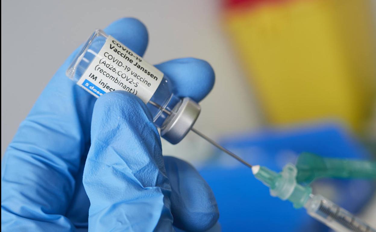 La ministra de Sanidad ha anunciado este jueves la extensión de la cuarta vacuna contra el coronavirus a toda la población. 