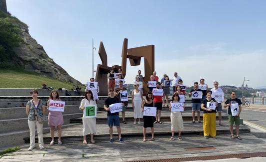 Representantes del mundo de la cultura en euskera presentaron su petición en el Paseo Nuevo. 