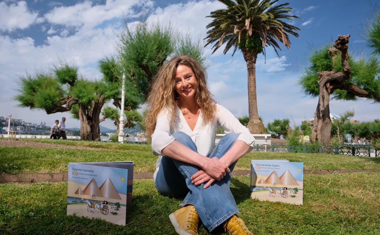 Amparo Errandonea, con la edición en euskera y castellano de su obra, y una palmera, a lo egipcio. 