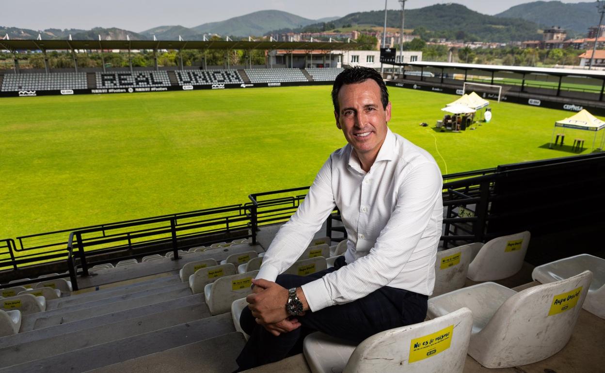 Unai Emery posa ayer en las gradas del Stadium Gal.