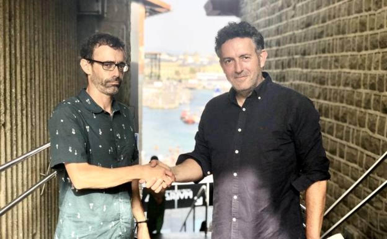 Ibon Martín y Mikel Santiago bromean junto al Aquarium antes del Aula DV. 